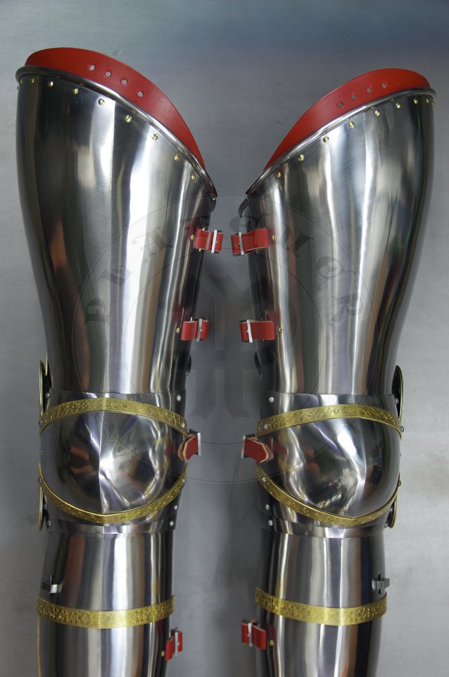 English style leg harness with fully closed cuisses, full greaves with characteristic line around outside ankles. Demi-greaves connected with greaves on rotary pin. Made of medium carbon steel of various thickness from 1 mm up to 1,5 mm. Heat hardened and tempered up to 42 HRC. Brass bands decoration motive based on example visible on Henry V tournament helm. Hand made steel buckles in set./Osony ng w stylu angielskim z w peni zamknitymi nabiodrkami, nagolennicami z charakterystyczn lini wok zewntrznej kostki. Demi-greave poczony z nagolennicami poprzez obrotowy pin. Wykonane ze stali redniowglowej rnej gruboci od 1 mm do 1,5 mm. Hartowane i odpuszczane do 42 HRC. Mosine listwy dekoracyjne z motywem wzorowanym na hemie turniejowym Henryka V. W zestawie rcznie robione sprzczki stalowe.